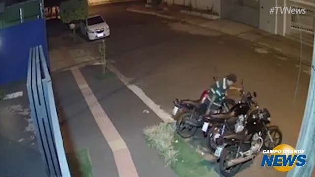 Vídeo mostra ladrão furtando motocicleta e empurrando veículo para fugir