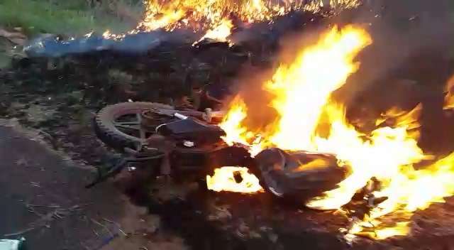 Acidente entre moto e carro é registrado em frente à aldeia Taguarepi