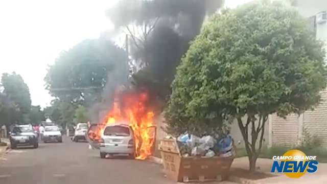 Moradores se assustam com risco de explosão em carro que pegava fogo