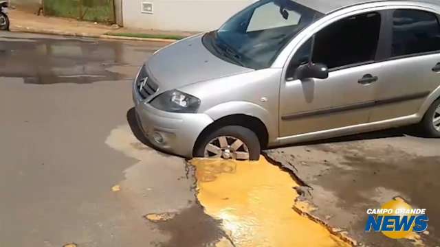 Carro cai em cratera no Carandá III e assusta motorista