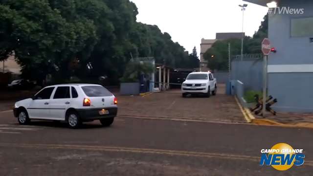 Equipe deixa sede da Polícia Federal com veículo descaracterizado