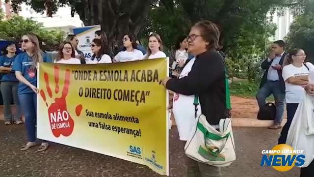 Campanha orienta a não dar esmolas nas ruas. Entenda o motivo