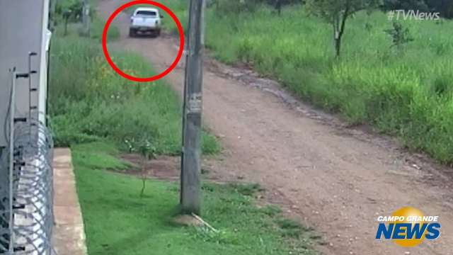 Câmera de segurança de vizinho flagra caminhonete rondando residência furtada