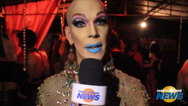 Em cidade com mais drag queens que SP, a mais antiga completa 26 anos na ativa