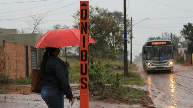 Chuva é bom, mas como pegar ônibus em mais de mil pontos sem abrigos?