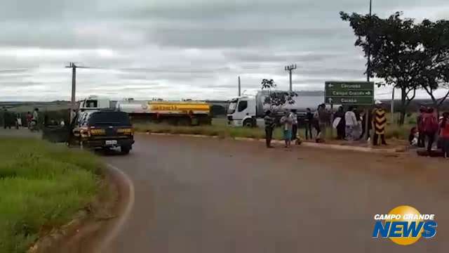 Protesto que começou às 6h continua bloqueando a rotatória do Indubrasil