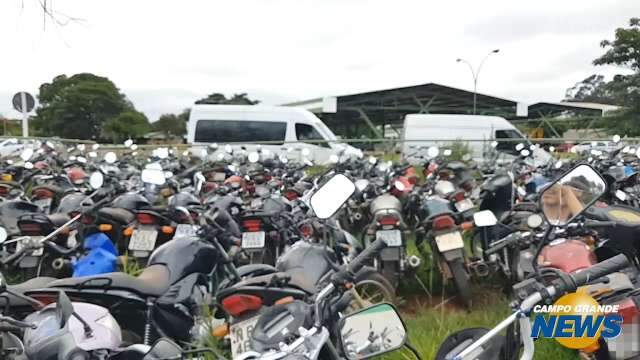 Mais de 14 mil motos apreendidas estão paradas no pátio do Detran