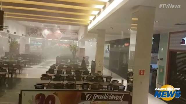 Incêndio em lanchonete faz praça de alimentação de shopping ser isolada