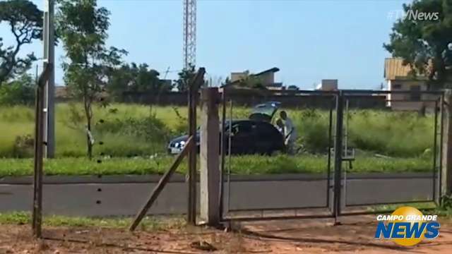 Idosos são flagrados jogando lixo em terreno baldio no Novos Estados