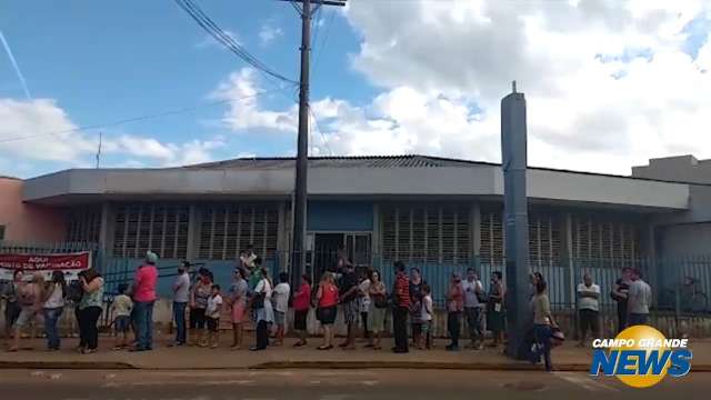 Fila no posto de saúde Tiradentes chega na calçada