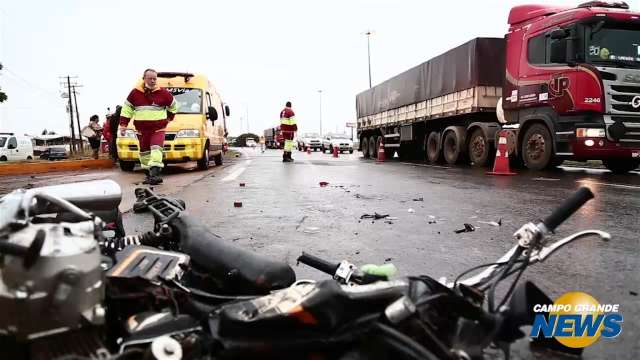 Caminhão passa por cima de moto e rapaz sobrevive