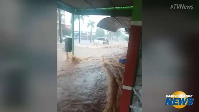 Moradores registram chuva que caiu em 18 de março em Ivinhema