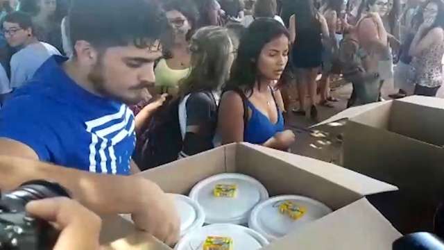 Estudantes preparam marmitas em protesto à qualidade de comida na UFMS