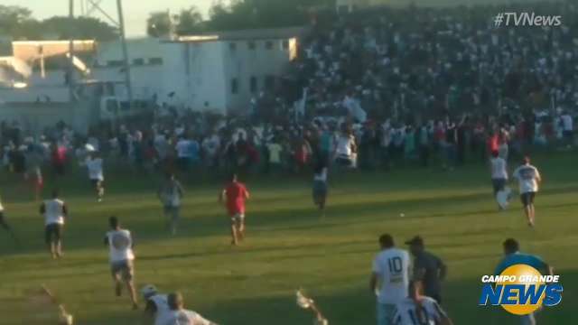 Torcida invade gramado para comemorar vitória do Corumbaense