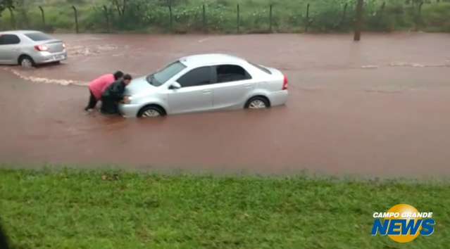 Motorista fica presa em &#34;rio&#34; de água com 2 crianças