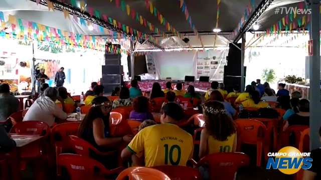 No dia da padroeira de MS, fiéis saem de novena para assistir jogo