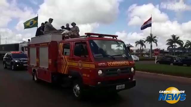 Corpo de policial civil é levado em caminhão dos bombeiros até aeroporto