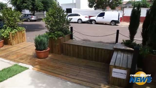 Loja monta 1º parklet da Capital; aproveite, ele será desmontado