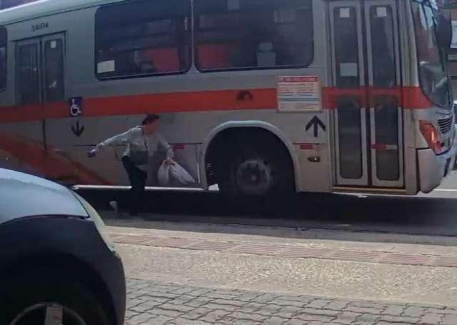 Ônibus passa por cima de passageira na Rua Calógeras