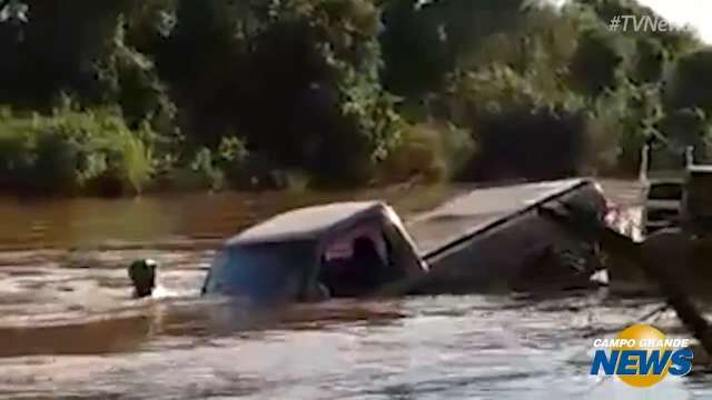 Caminhonete amarrada a barco é engolida pelo Rio Dourados; Veja o vídeo