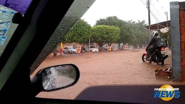 Chuva alaga avenida no Jardim Carioca