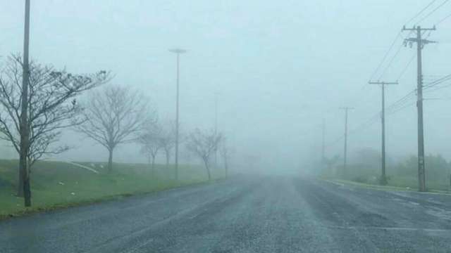 Frio cobre cidade de neblina e previsão anuncia 2ª frente fria da semana