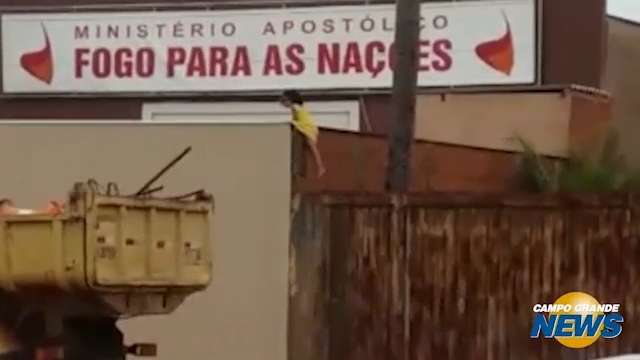 Menina de cinco anos escala muro alto e assusta vizinhos