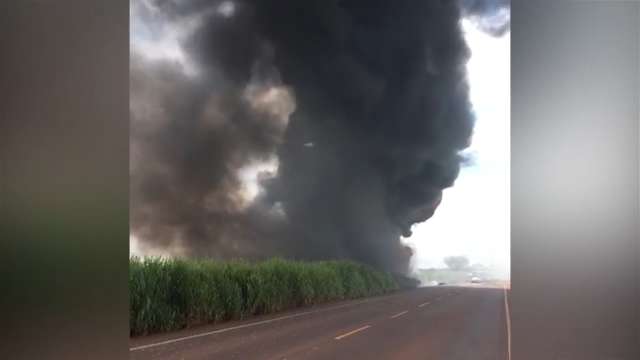 Bombeiros usa 100 mil litros de água para apagar fogo de caminhão após acidente