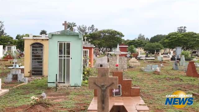 Cemitérios são limpos uma semana antes do Dia de Finados