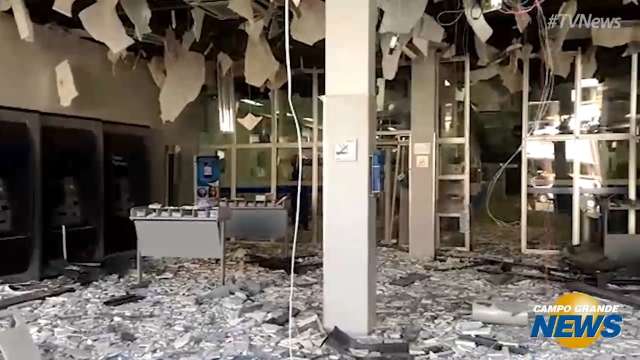 Vídeo mostra a destruição dentro do banco; confira