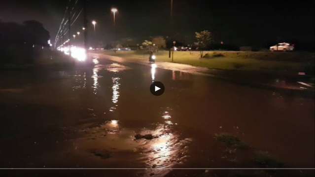 Avenida Cônsul Assaf Trad fica debaixo d&#39;água após chuva