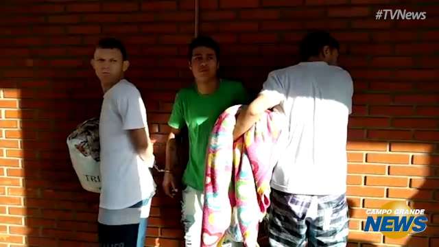 Assassinos do amigo de infância são levados para o presídio