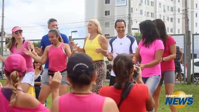 Desinibido, Marquinhos Trad mostra ginga ao dançar zumba no Parque Sóter