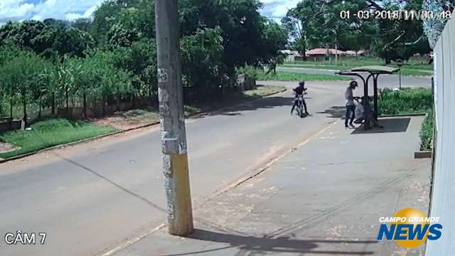 Dupla de moto arranca bolsa de vítima em ponto de ônibus no Jardim Tarumã