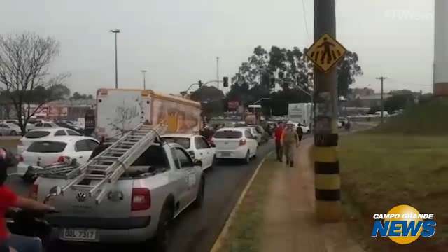 Congestionamento em rotatória deixa passageiros de ônibus a pé