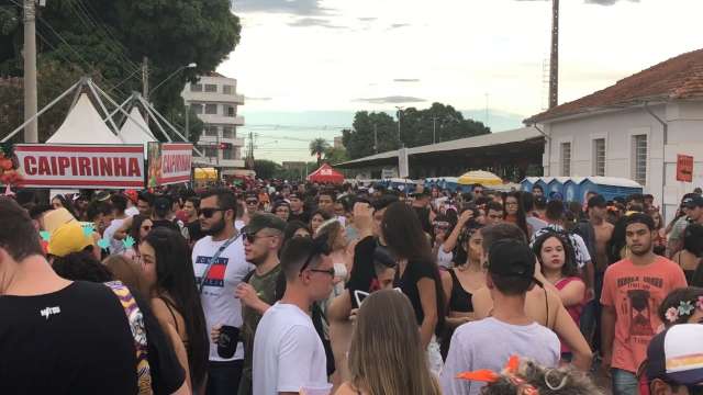 Com salário caindo só dia 12, os &#34;quebrados&#34; sofrem no primeiro dia de Carnaval