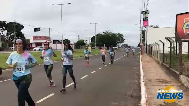 Em manhã de &#34;Corrida das Cores&#34;, percurso importa pouco diante da brincadeira