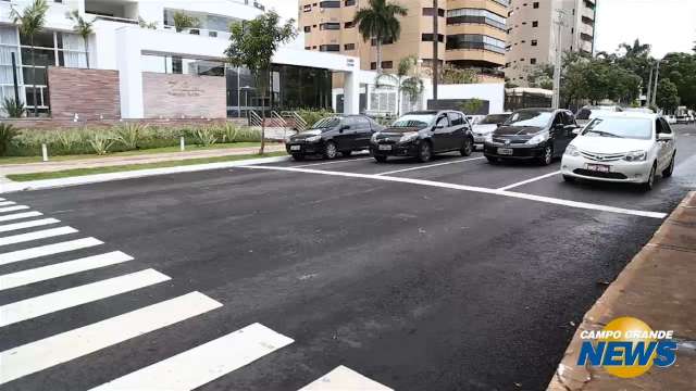 No meio da buraqueira, cem metros de asfalto lisinho