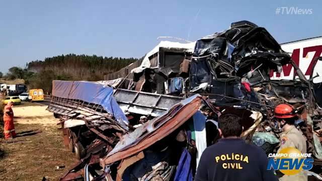 Acidente envolvendo quatro caminhões deixa um morto e dois feridos