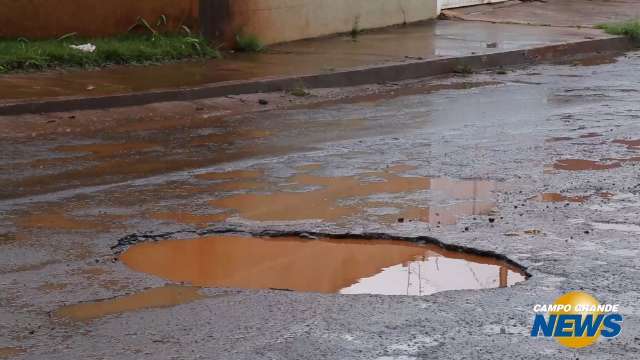 No Monte Castelo, buracos são verdadeiras armadilhas em dias de chuva