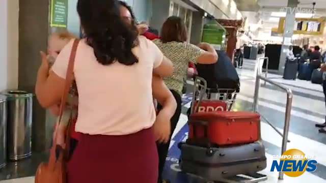 Encontro das famílias no Aeroporto de Campo Grande