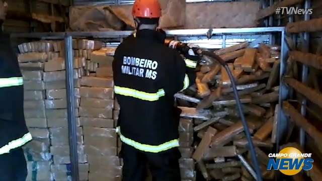 Bombeiro corta fundo falso para tirar maconha de caminhão