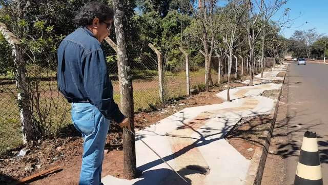 Piso tátil em ziguezague é prova de fogo para cegos no Parque dos Poderes