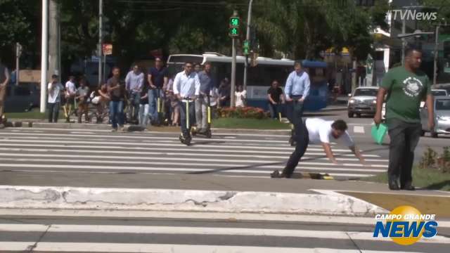 Secretário de Campo Grande cai ao testar patinete em Florianópolis