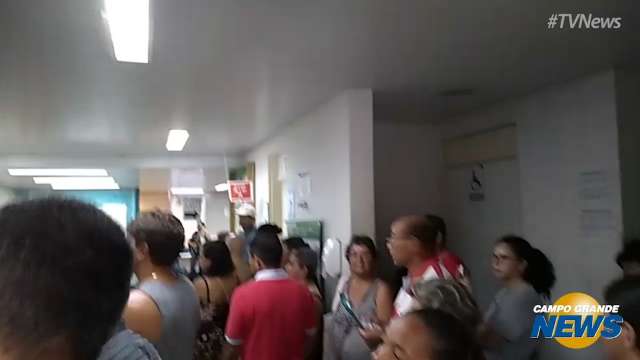 Pacientes aguardam horas para atendimento em hospital lotado