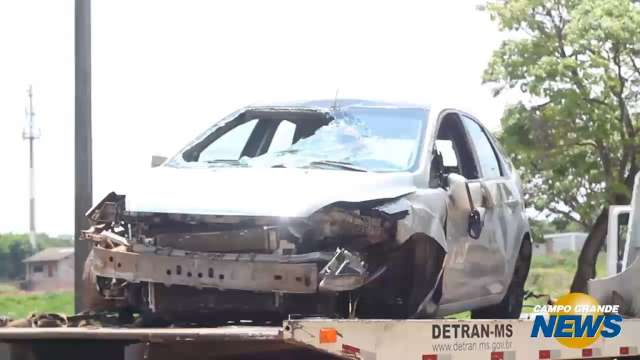 Guincho bloqueia avenida para tirar carro abandonado em córrego