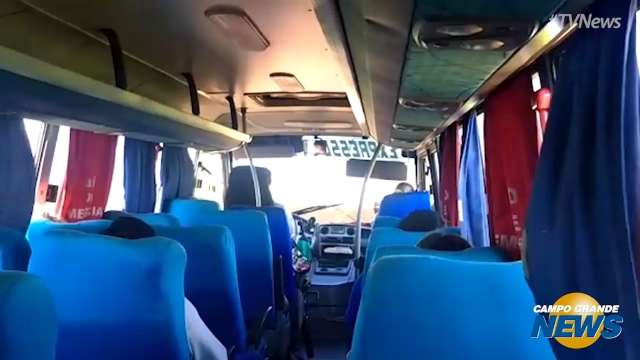 Passageiros sofrem com solavancos e calor em ônibus sem ar condicionado