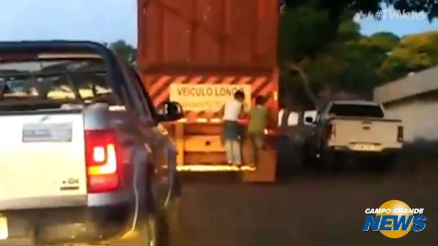 Crianças correm risco andando penduradas na traseira de carreta canavieira