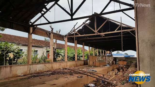 Chuva derruba telhado de prédio do complexo ferroviário