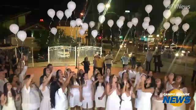 Colegas prestam homenagem a jovem morta em acidente na 060